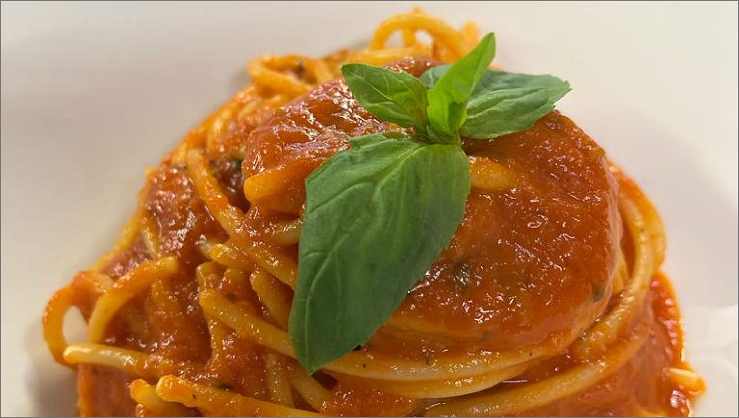 SPAGHETTI AL POMODORO SPAGHETTI AL POMODORO